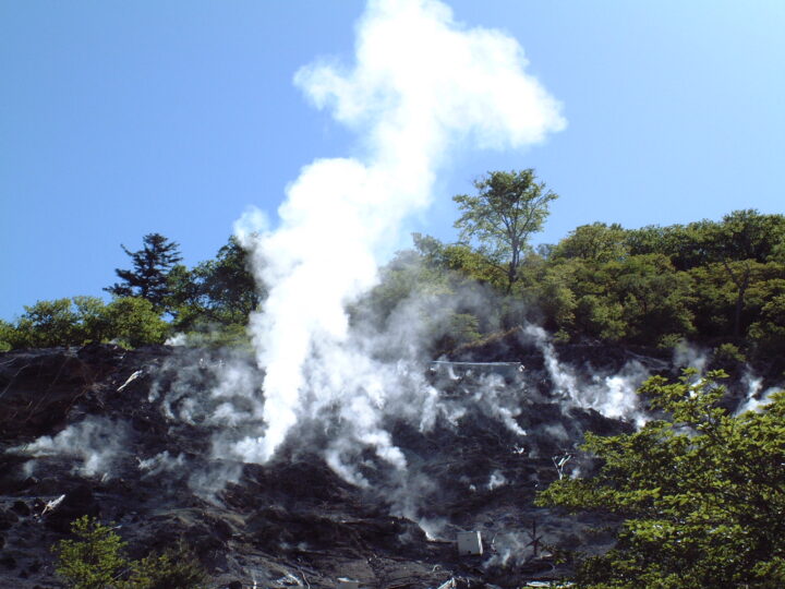 新湯爆裂火口跡